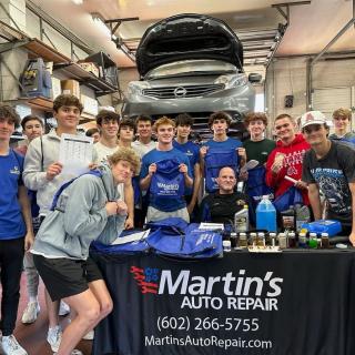 #AutoDave teaching the guys from @BoysTeamCharity about #automotiverepair careers & DYI #oilchange & #tireservice. Great group teaching our next generation about the importance of #givingback and #communityservice. Check out the organization: https://leagues.boysteamcharity.org/chapter/Camelback/